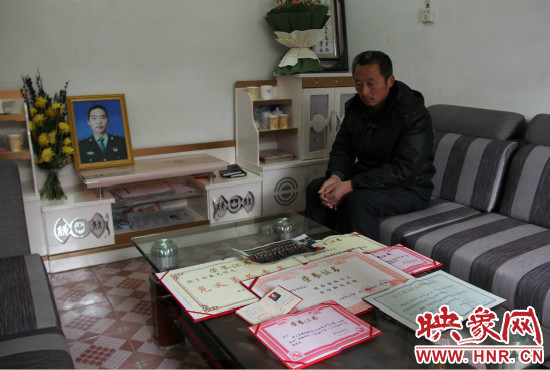 救火英雄鄭春光的父親和兒子獲得榮譽(yù)證書。