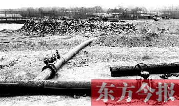 鄭州首座垃圾沼氣電廠并網(wǎng)發(fā)電，集氣管一端連接垃圾山深處，一端連接電廠集氣裝置