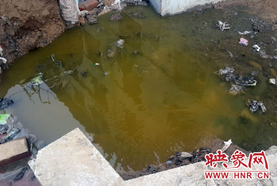 \路旁有一個(gè)水坑，污水不停在往外冒