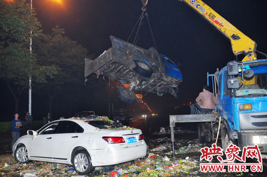 1點40許，兩輛車先后被吊起并拖離現(xiàn)場，停車場的幾位員工將路面清掃干凈，隨后該路段恢復(fù)通行。
