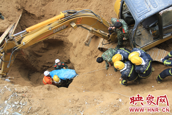 14點10分，經(jīng)過4個多小時的救援，消防官兵發(fā)現(xiàn)被埋男子，現(xiàn)在正從6米多深的塔吊塌方處抬出。