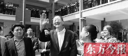 4月23日上午，崔琦偕夫人參觀寶豐一高