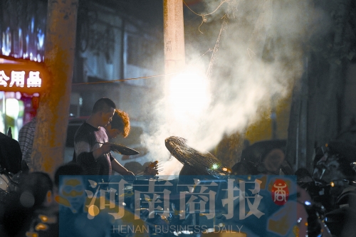 夜晚，鄭州街頭的燒烤攤 記者 王春勝/攝