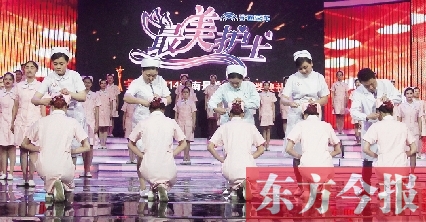 5月6日，“最美護士”的獲獎?wù)呓o新護士授帽