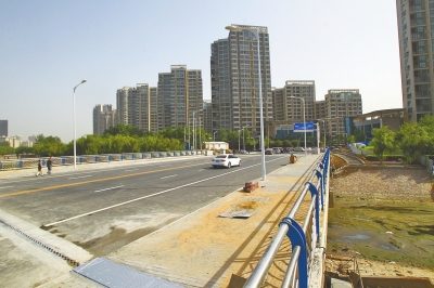 東風渠上又一座人車兩用橋正式通車。