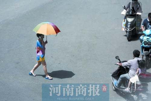 昨天，鄭州市區(qū)氣溫達(dá)到36.5℃ 記者 侯建勛/攝