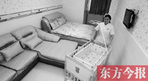 鄭州市南陽路上一醫(yī)院月子房,護士為標(biāo)價為1.38萬元的月子房整理物品