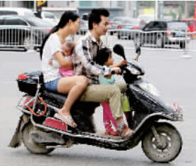 帶著孩子騎電動車，安全一定要放在第一位。