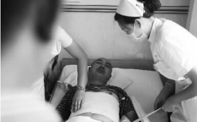 昨天，鄭州市第一人民醫(yī)院，被打傷的鄭州管城區(qū)執(zhí)法隊員唐建偉在接受治療。
