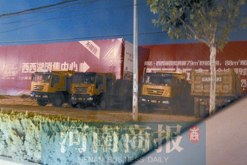 昨夜，記者發(fā)現(xiàn)一些工地外，渣土車(chē)們正在“休息”記者 鄧萬(wàn)里/攝
