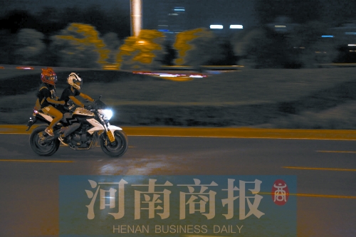 深夜，鄭東新區(qū)，不少人騎著摩托車(chē)呼嘯而過(guò)