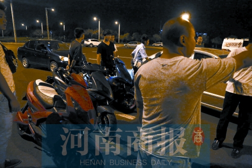 一小時(shí)內(nèi)，民警就扣了12輛摩托車(chē)、電動(dòng)車(chē)