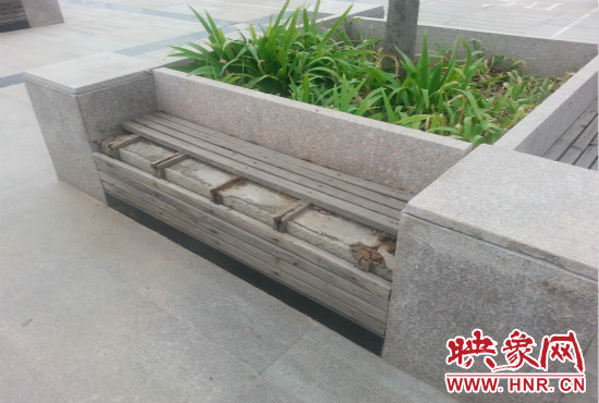 基礎(chǔ)設(shè)施破壞嚴(yán)重，一直無(wú)人修理。