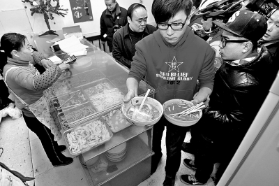 　　上圖2013年年初，很多鄭州市民光臨李剛的面館，掀起“全城吃面”熱潮。CFP供圖