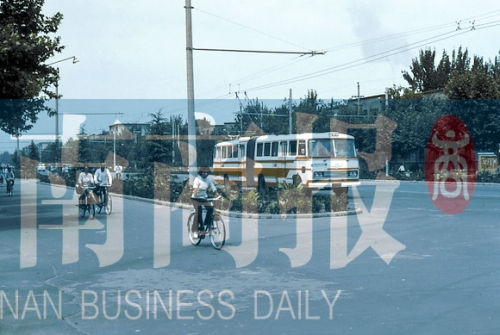 1983年的建設(shè)路，已經(jīng)有了電車(chē)