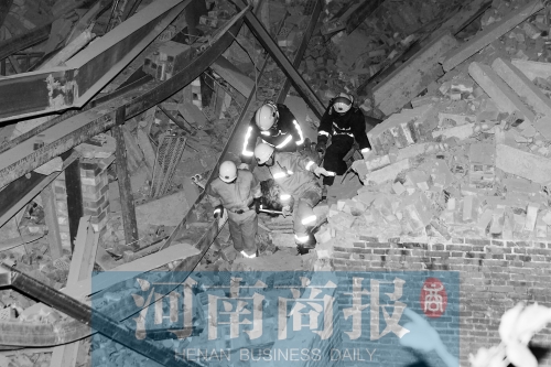 昨晚8點30分，消防員從廢墟中救出一名被埋者