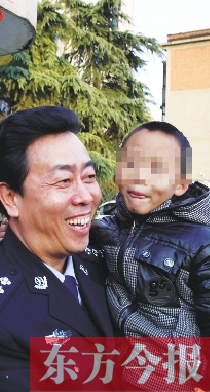 林州市公安局長趙峰抱著滿臉笑容的曉宇（化名），也露出了笑容