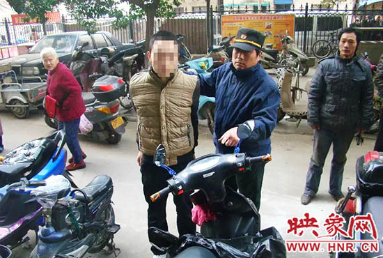 巡防隊員將盜賊控制。