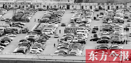 鄭州市文化路北段一個二手車交易市場，停放著密集的二手車