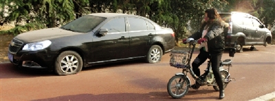 緊臨西三環(huán)一小區(qū)門口停的轎車，8輛車車胎被扎