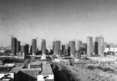 在鄭州市同一地點拍攝的照片，下為1月1日晴朗天氣，上為1月5日霧霾天氣。（拼接圖片）