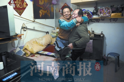 2015年1月15日，老鄰居抱起180斤重的高新海去坐三輪車，準(zhǔn)備出去轉(zhuǎn)轉(zhuǎn)