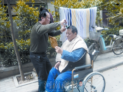 2011年8月18日，老鄰居給高新海剪發(fā)