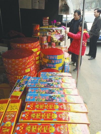 一家鞭炮攤兒前，只有少數(shù)人駐足購買。