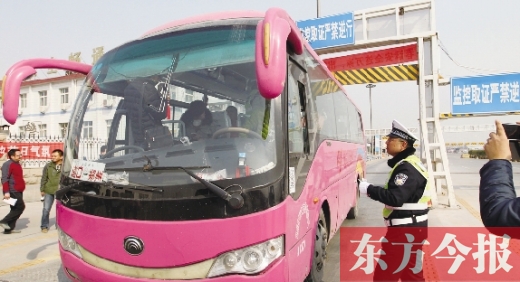 鄭州交警在鄭州黃河大橋安裝“機(jī)動(dòng)車緝查布控系統(tǒng)”嚴(yán)查違法運(yùn)輸行為，確保旅客安全。