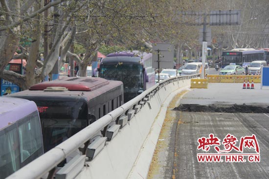 上下橋口圍擋處道路擁堵。
