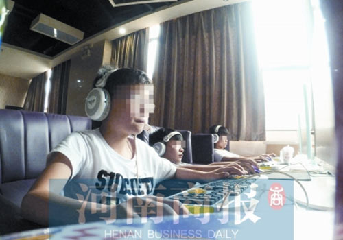 這家名為優(yōu)客體育競技俱樂部的店內(nèi)，有許多未成年人在上網(wǎng)玩游戲