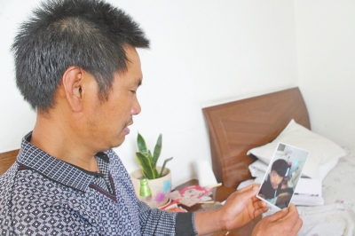 46歲的山村農(nóng)民祁振崗在失去兒子的同時(shí)，又陷入了“沒錢帶兒子回家”的揪心之痛中。