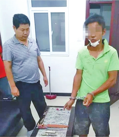 犯罪嫌疑人張某某（右）被抓時，挎包中被搜出兩把長約30厘米的尖刀