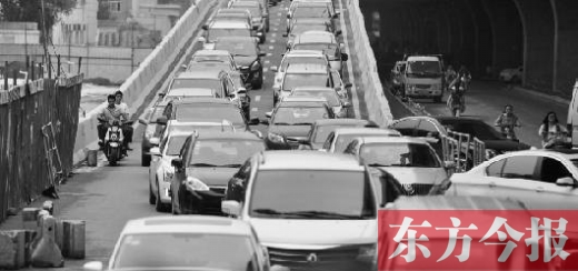 昨日，鄭州市大學(xué)路與隴海路交叉口處，因封閉施工，現(xiàn)場堵成停車場