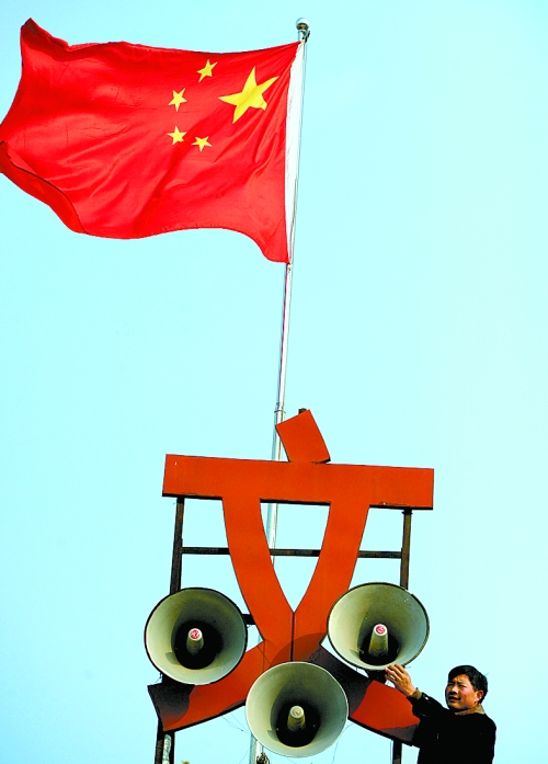 11月15日，新蔡縣磚店鎮(zhèn)黨員劉新峰在村口架起三個(gè)大喇叭，向群眾及時(shí)宣傳十八大精神。