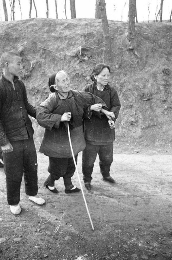 災(zāi)民，看到左側(cè)年輕人的白鞋，應(yīng)該是剛死去親人