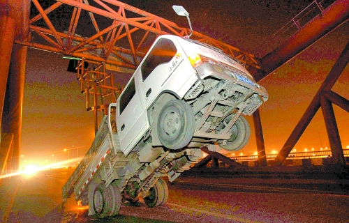 　車上升降機(jī)的工作臺被卡，車身前部高高翹起。
