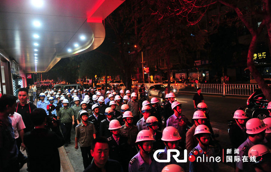 2012年12月26日晚，海南省三亞市，三亞市綜合行政執(zhí)法局河西大隊近百名城管上街執(zhí)法。