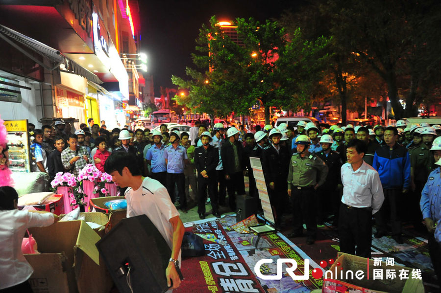 　2012年12月26日晚，海南省三亞市，三亞市綜合行政執(zhí)法局河西大隊近百名城管上街執(zhí)法。