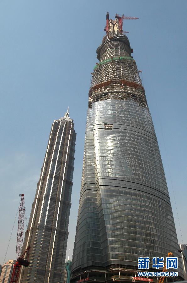 在建的國(guó)內(nèi)第一高樓“上海中心”（右）（4月11日攝）。