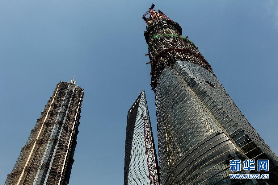 4月11日，正在建設(shè)中的“上海中心”（右）的高度已超過(guò)金茂大廈（左）和上海環(huán)球金融中心（中）。