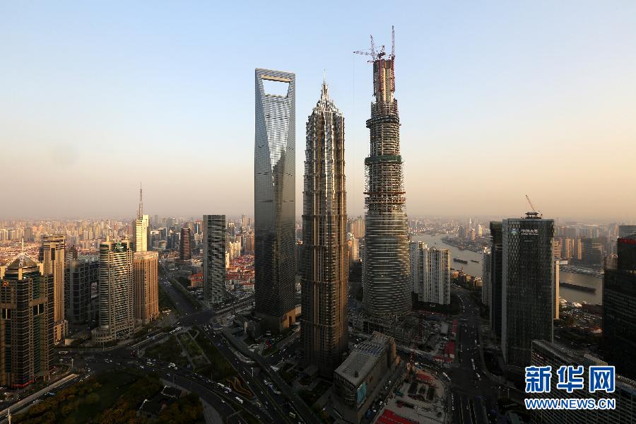這是4月10日拍攝的上海陸家嘴，右側(cè)建設(shè)中的超高層建筑為上海中心大廈。