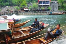 4月12日上午，湘西鳳凰縣杜田村，許多船只?？吭阢叺却慰汀?jù)守候在此的船家們反映，到當(dāng)日上午11點(diǎn)還沒(méi)有出過(guò)一趟船，平時(shí)這個(gè)時(shí)候都已經(jīng)來(lái)回四五趟了。圖/實(shí)習(xí)記者楊旭