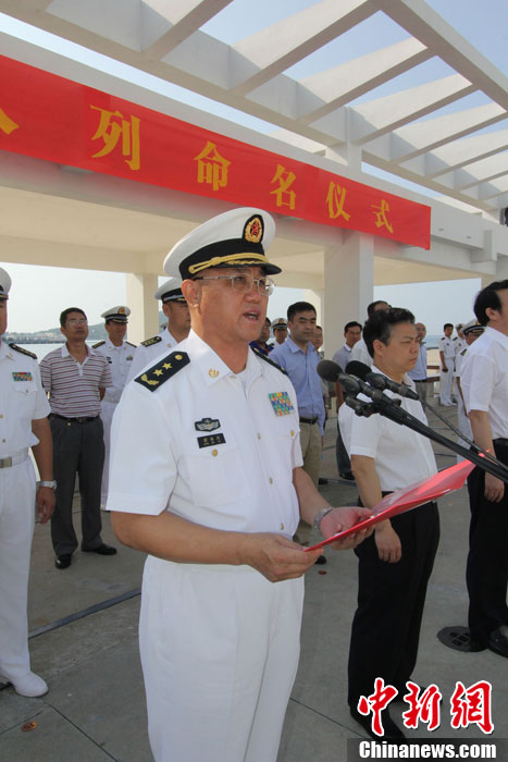 　南海艦隊司令員蔣偉烈宣讀了岳陽艦入列命名命令，并為該艦授旗、頒發(fā)命名證書。