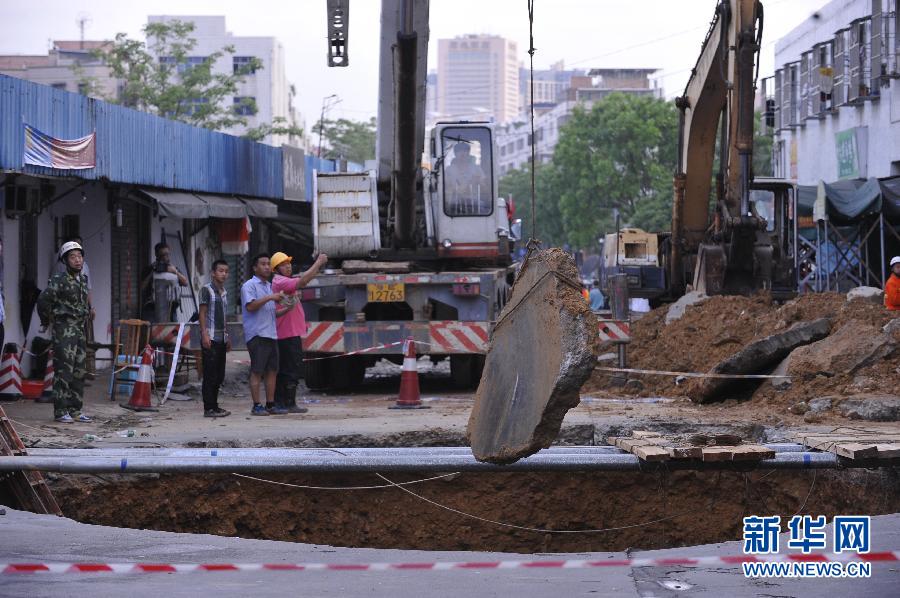 5月21日，在廣東省深圳市龍崗區(qū)橫崗街道紅棉二路華茂工業(yè)園路面塌陷處，救援人員在現(xiàn)場救援。