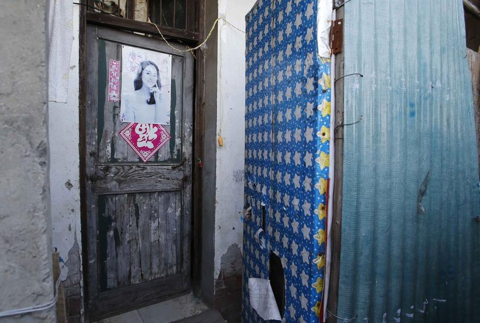 36歲的河南信陽(yáng)打工者陳小龍?jiān)谶@里租了一間屋子住，2012年底開(kāi)始，他偷偷在出租屋里挖地窖。