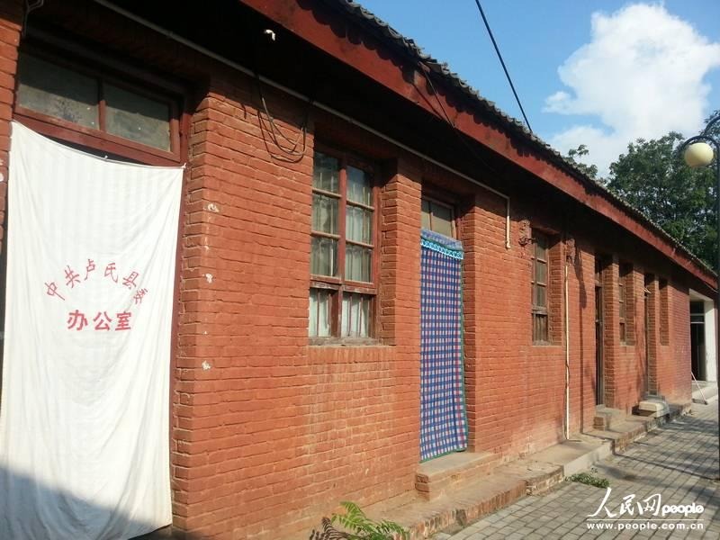 圖為盧氏縣委使用了56年的土坯辦公房。圖片來源:人民網(wǎng) 圖為盧氏縣委使用了56年的土坯辦公房。圖片來源:人民網(wǎng)