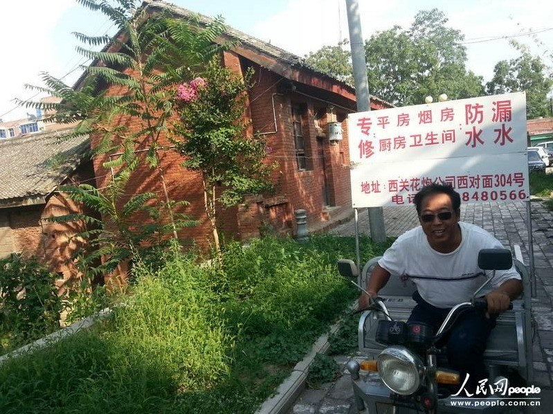 圖為縣委大院依然沒有配備專職保安,群眾可以隨意進(jìn)入。圖片來源:人民網(wǎng) 圖為縣委大院依然沒有配備專職保安,群眾可以隨意進(jìn)入。圖片來源:人民網(wǎng)