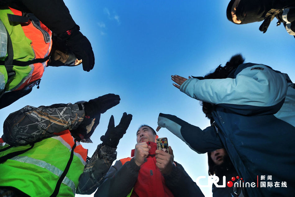 2012年12月23日，北京靈山，救援人員在積雪四十厘米多的山上搜救。