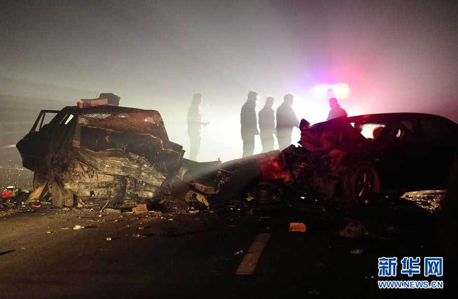 2013年1月9日，合肥，事故現(xiàn)場，兩輛受損車輛已經(jīng)全部變形